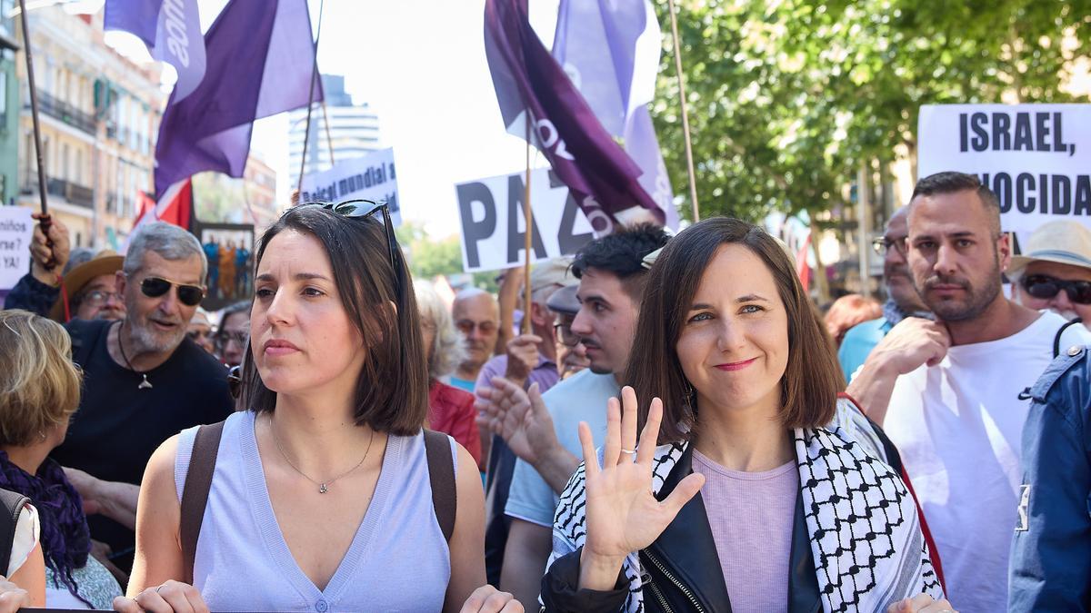 La candidata a las elecciones europeas, Irene Montero (i), y la secretaria general de Podemos, Ione Belarra (d), durante una manifestación estatal en conmemoración de Al Nakba palestina en Madrid (España).