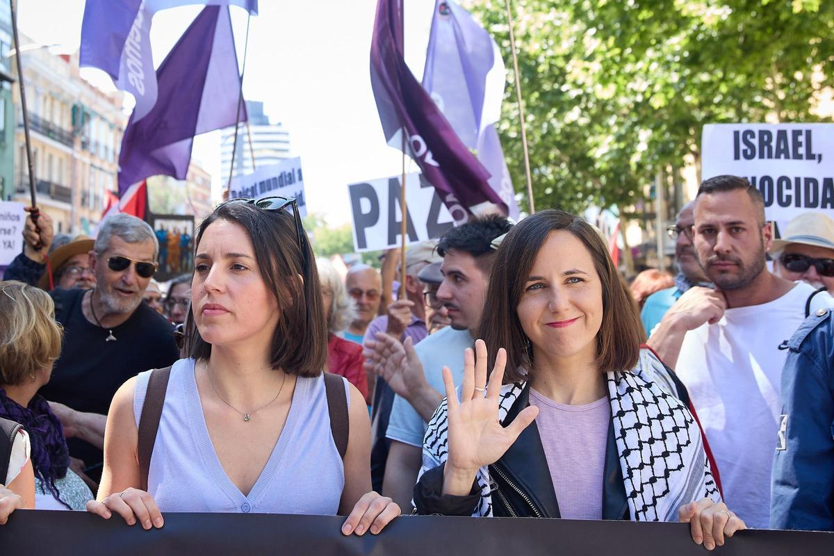 La candidata a las elecciones europeas, Irene Montero (i), y la secretaria general de Podemos, Ione Belarra (d), durante una manifestación estatal en conmemoración de Al Nakba palestina en Madrid (España).