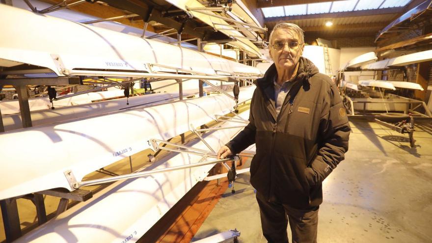 Alfredo Domínguez, entrenador del Grupo Remo Corvera, junto al almacén de piraguas del centro deportivo del pantano de Trasona.