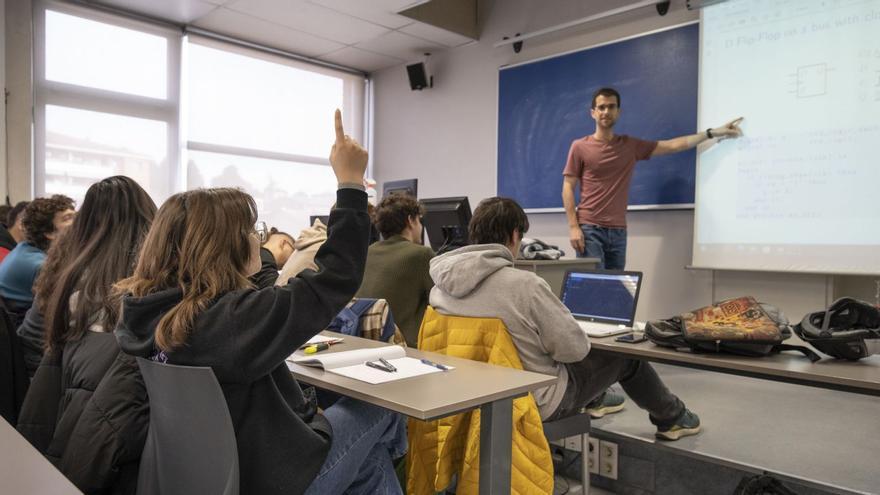 Les estudiants d’una aula de la UPC Manresa aixequen la mà per fer-se visibles, aquesta setmana | ALEX GUERRERO