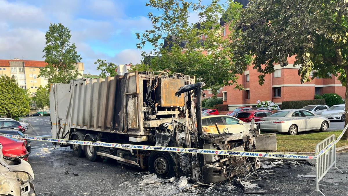 Arde un camión de madrugada en la calle Miguel Hernández