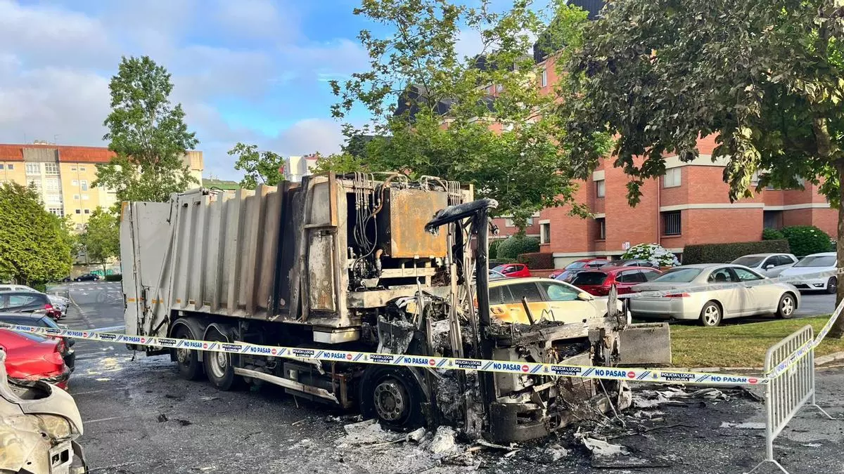 Arde de madrugada un camión de recogida de basuras en A Coruña y afecta a nueve vehículos