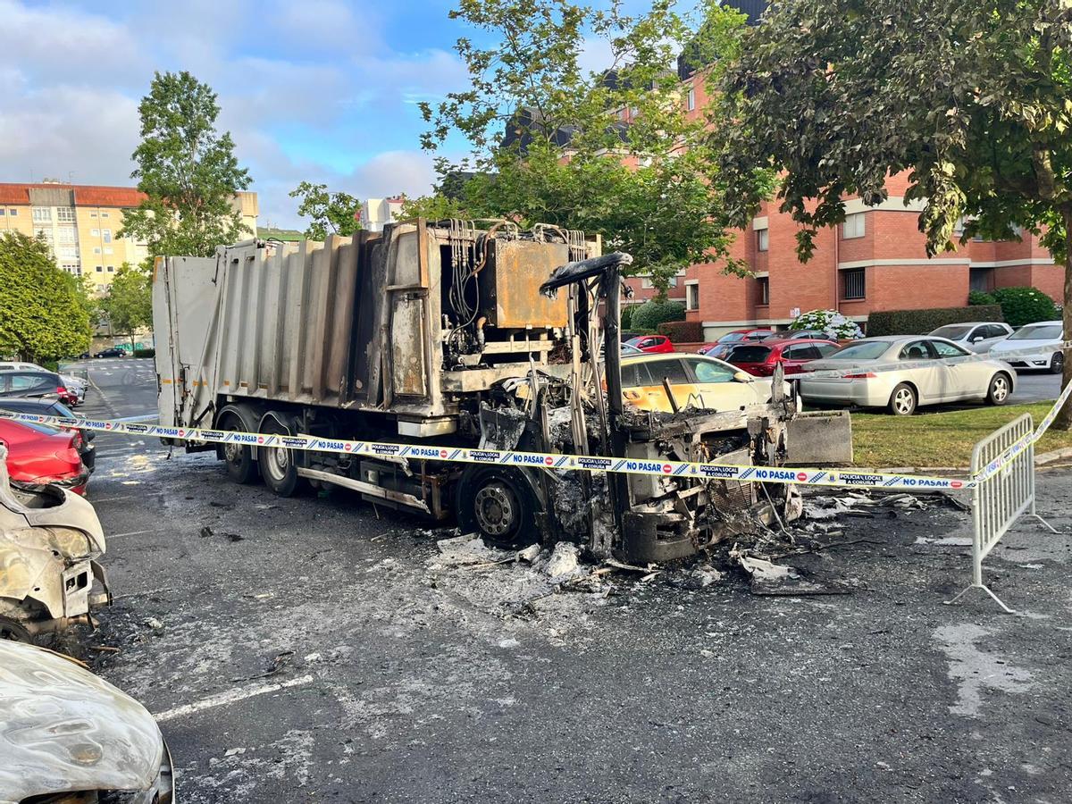 Camión incendiado en Salvador de Madariaga