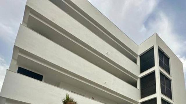 Adjudicatarios ante las viviendas. | L.O.