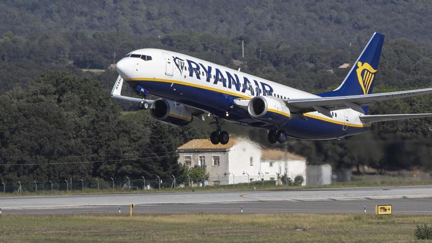 Ryanair aplica un ERTO als treballadors readmesos per odre judicial a la base de Girona