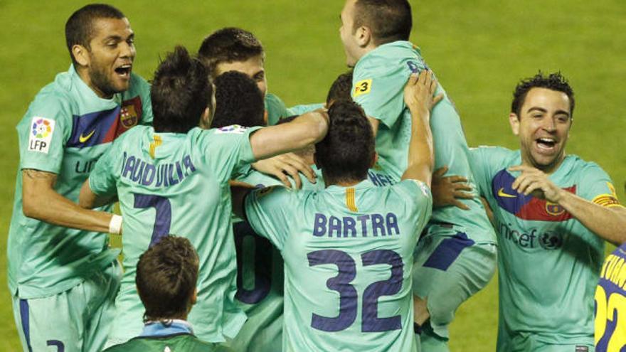 Alves, Villa, Piqué, Bartra, Iniesta y Xavi celebran el título de Liga al finalizar el partido de anoche en el Ciudad de Valencia.