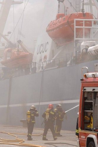 Incendio en el pesquero ruso Oleg Naydenov, atracado en el dique Reina Sofía