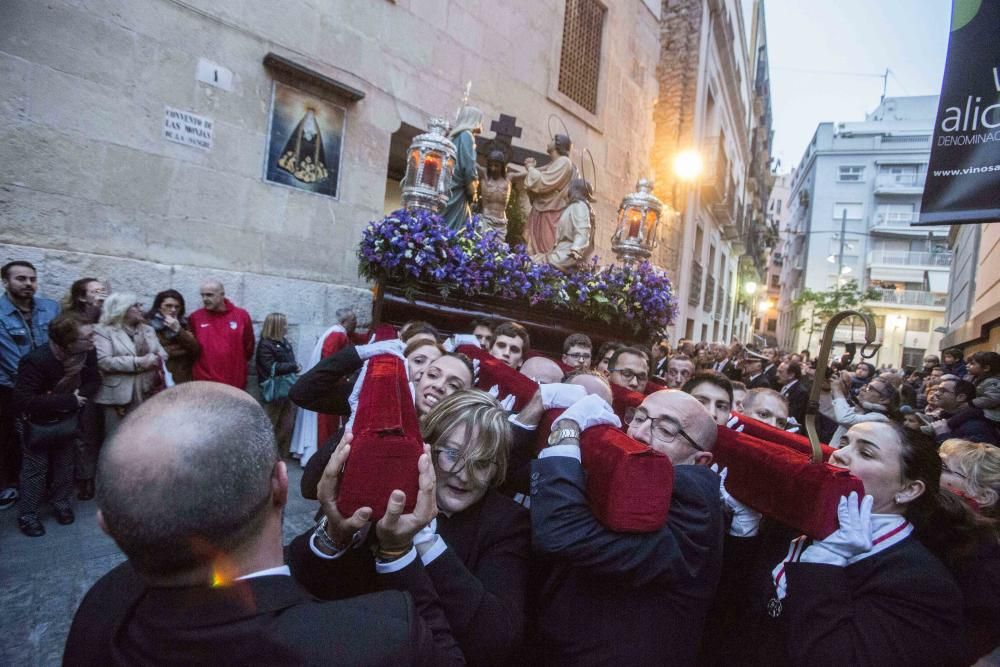 El numeroso cortejo de damas de mantilla caracteriza a esta hermandad