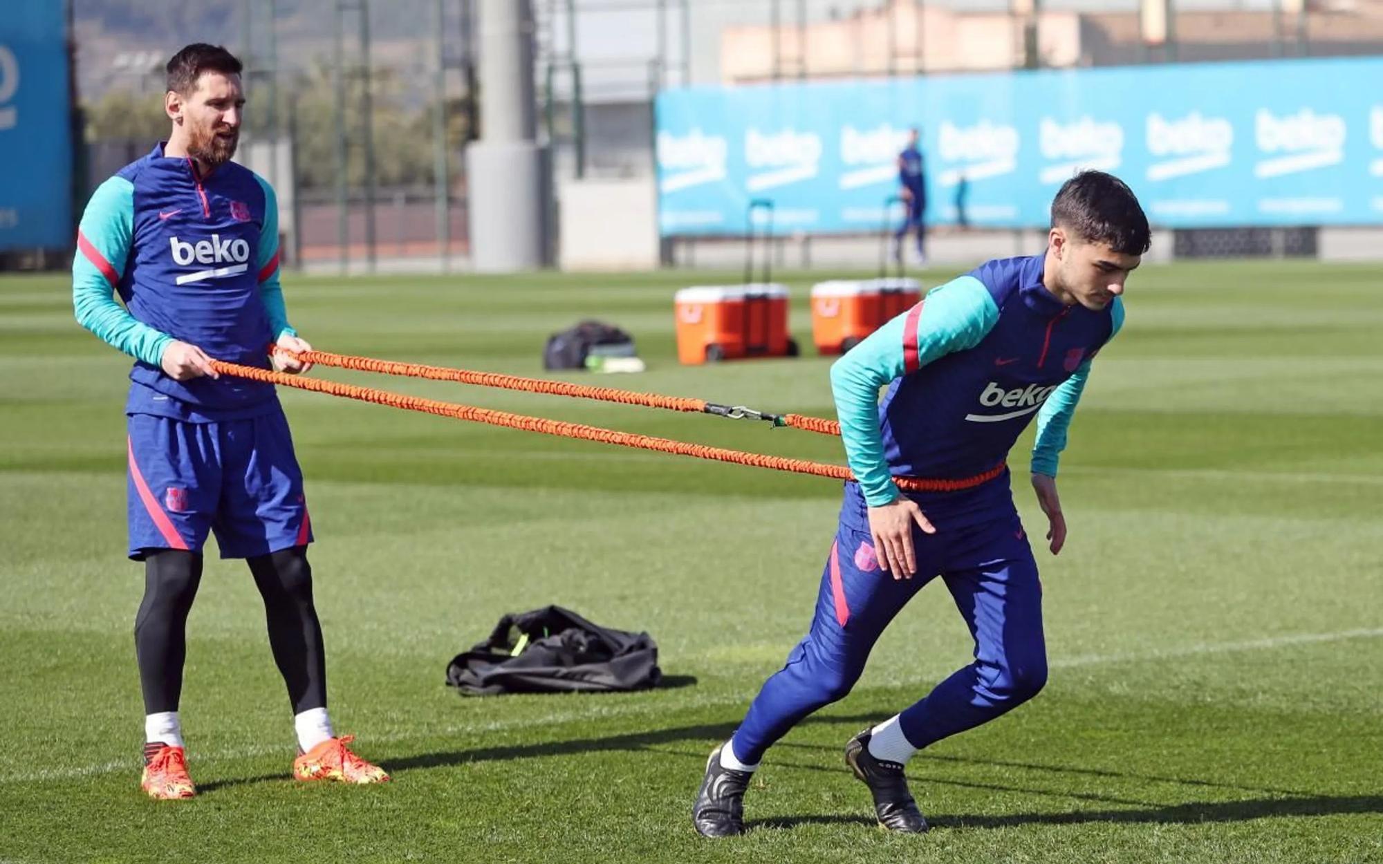 Messi y Pedri, en el entrenamiento del Barça en la ciudad deportiva.