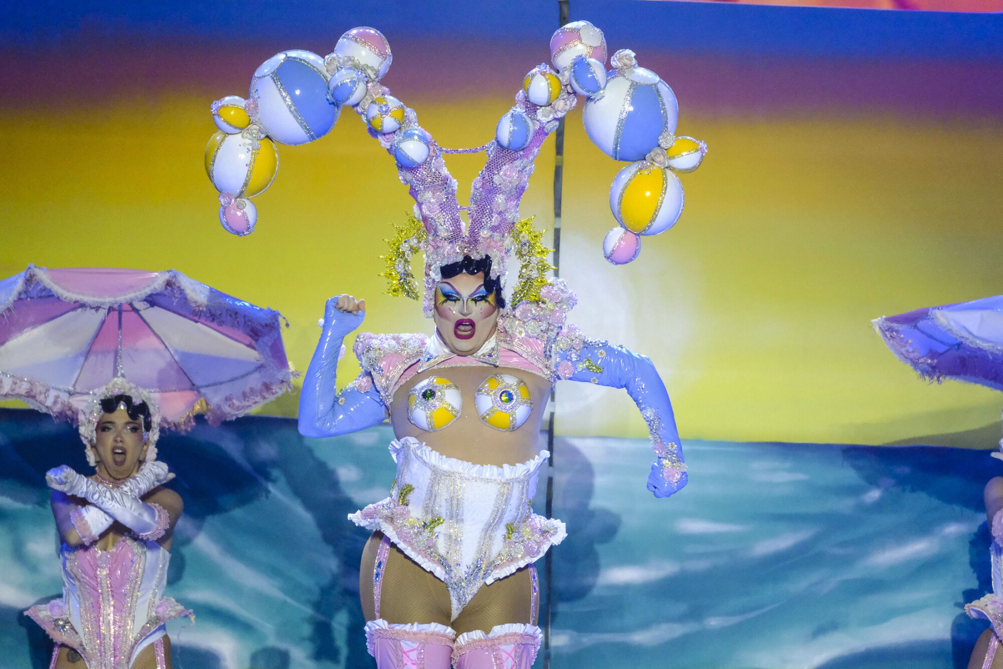 7. Drag Sequins (Samuel José Torres Ojeda) Con el patrocinio de Ayuntamiento de Arucas y Vervia Asesores y con un diseño de Josep López Martí y Néstor Santana García presenta el espectáculo Ay, eres como el verano. ¿Caliente? ¡No! Sin clase.