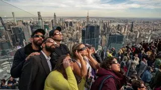 Y se hizo la noche a pleno día: Estados Unidos se rinde al 'fundido a negro' del eclipse total de Sol