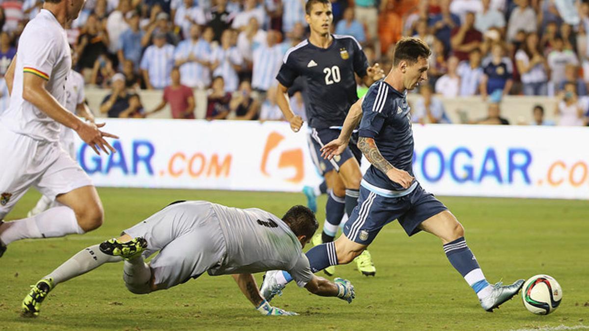 Messi se dispone a marcar su segundo gol a Bolivia, el sexto de los siete que le metió Argentina en el amistoso de Houston.