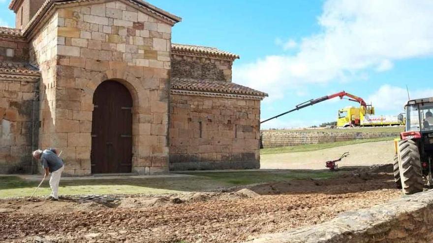 Trabajos de adecuación del entorno del templo visigodo de San Pedro de la Nave.