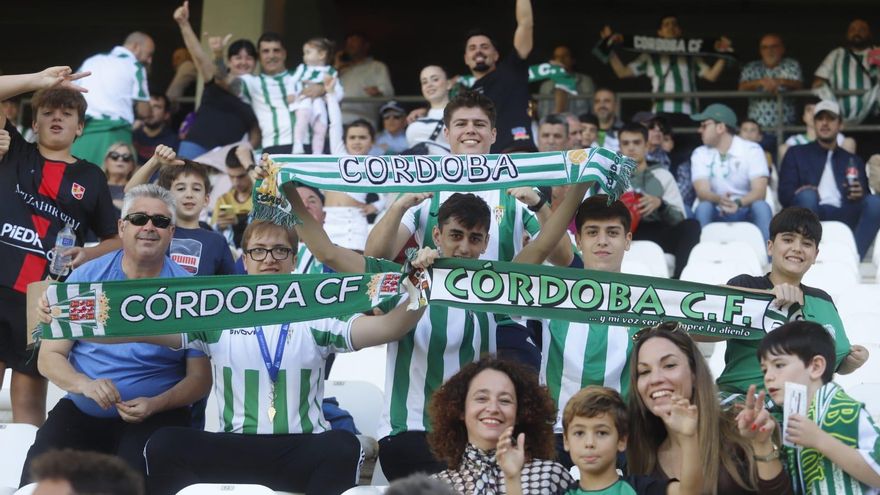 Córdoba CF-Castellón | La afición blanquiverde en El Arcángel, en imágenes