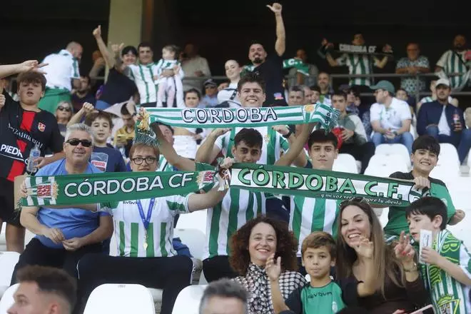 Córdoba CF-Castellón | La afición blanquiverde en El Arcángel, en imágenes