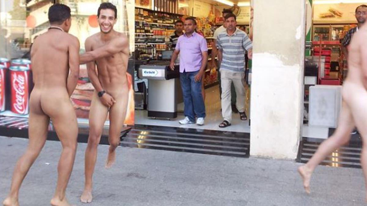 ealos44565032 barceloneta 2017 turistas desnudos en la barceloneta foto de180806213015 ealos44565032 barceloneta 2017 turistas desnudos en la barceloneta foto de180806213015