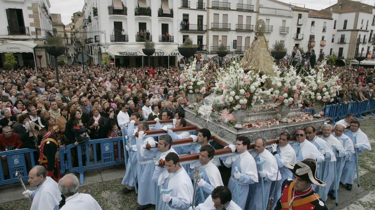Los tres estilos de carga en la Semana Santa de Cáceres - El Periódico  Extremadura