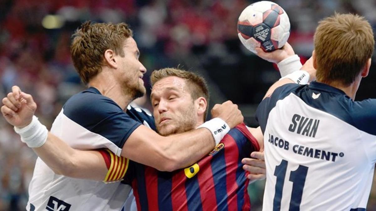 rpascualbarcelona s victor tomas gonzalez c vies for the141123201629