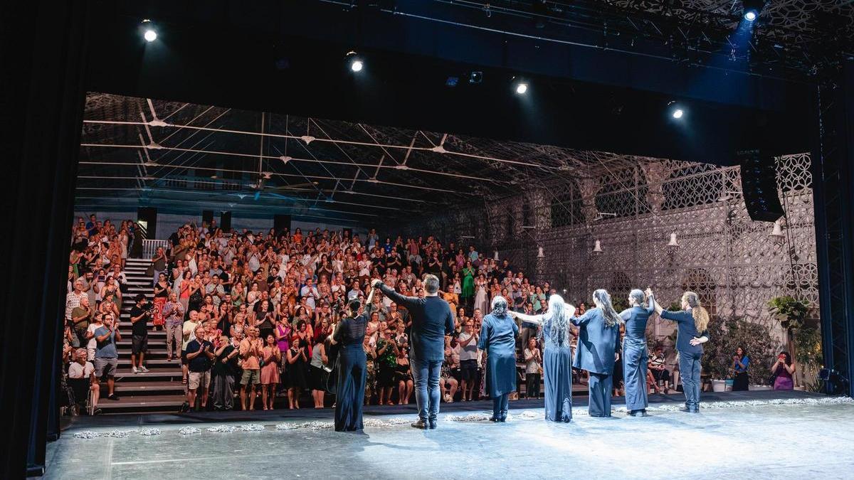 Público en pie en Casa Mediterráneo durante una actuación