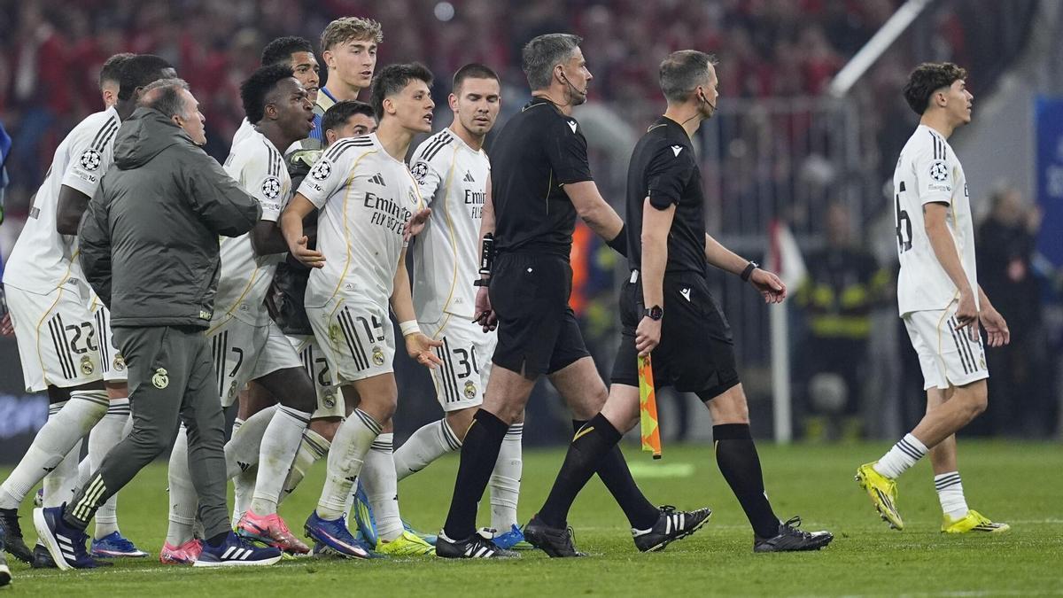 Los jugadores del Madrid protestan al colegiado Slavko Vincic al final del duelo por la expulsión de Camavinga