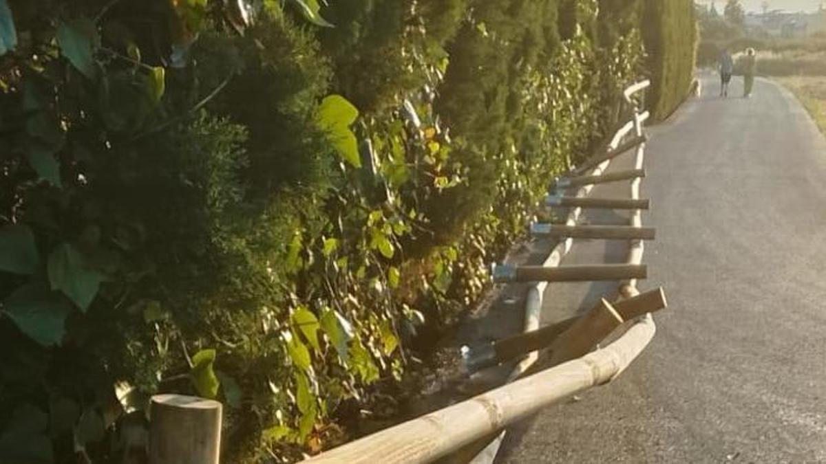 Vista de la valla destrozada.