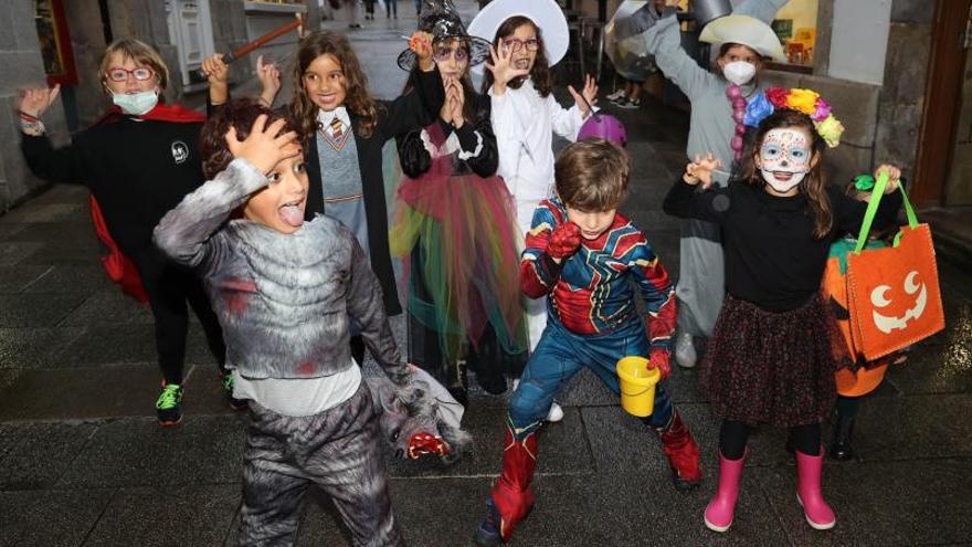 Arriba, peques del EI Mestres Goldar. Abajo, la fiesta en el Casco Vello.    | FOTO: FDV/A.V.