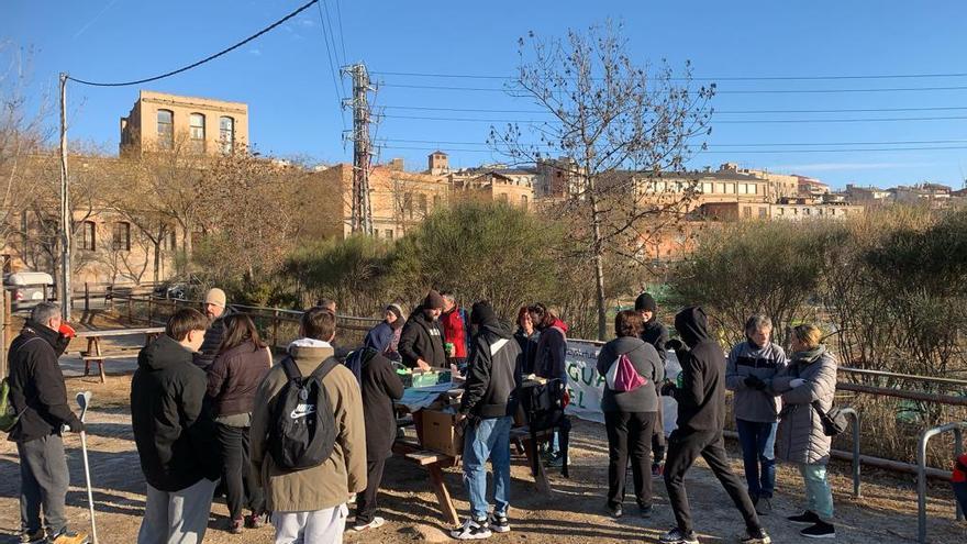 Treuen 175 quilos de porqueria en un matí de neteja a la vora del riu Anoia, a igualada