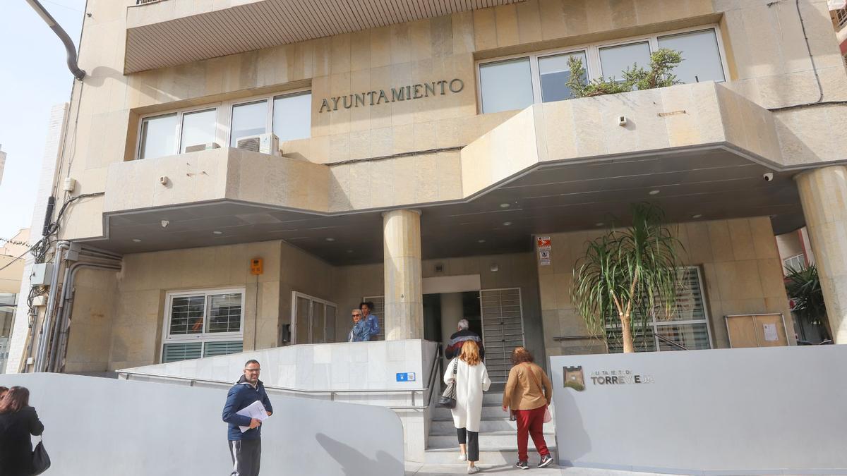 Acceso al Ayuntamiento de Torrevieja