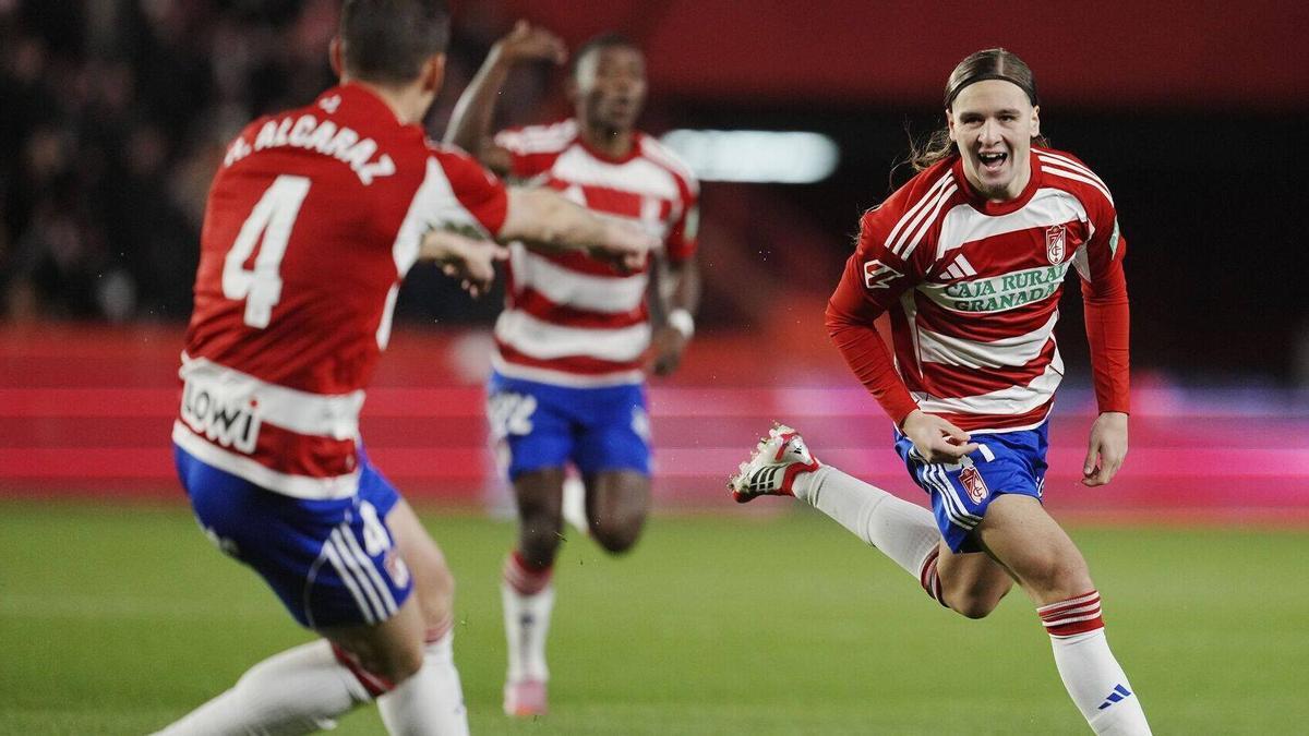 Izan González celebra un gol amb el Granada aquesta temporada