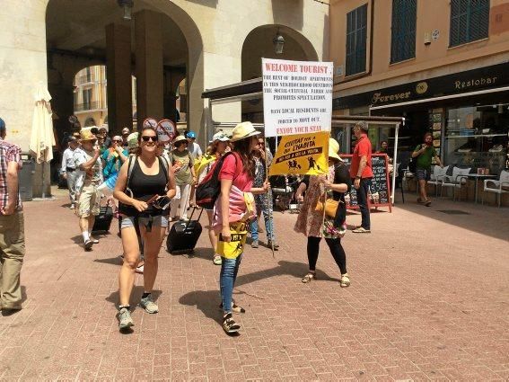 Rund 200 Personen haben am Samstag (20.5.) in Palma gegen die Folgen des Massentourismus demonstriert.