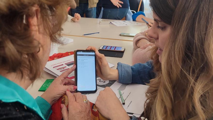 Jóvenes voluntarios y enfermeras enseñan a los mayores de Mutxamel a usar la app de Sanidad