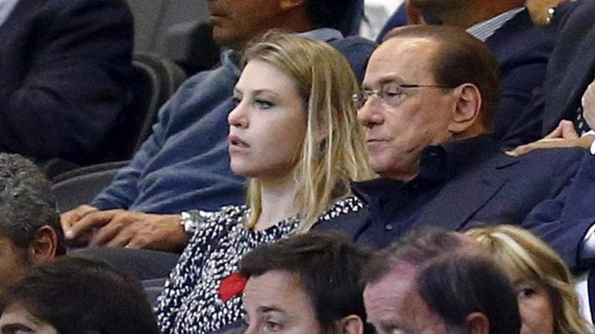 Berlusconi y su hija bárbara, en el estadio milanés de San Siro, el 19 de septiembre.