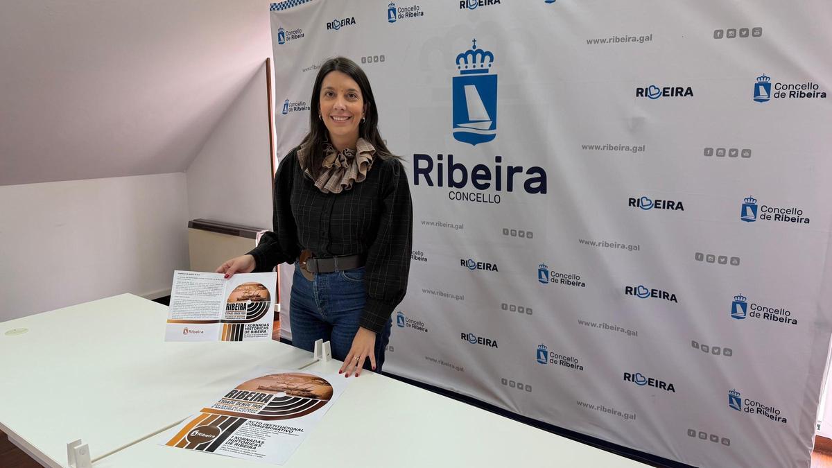 A alcaldesa de Ribeira, María Sampedro, na presentación dos actos.