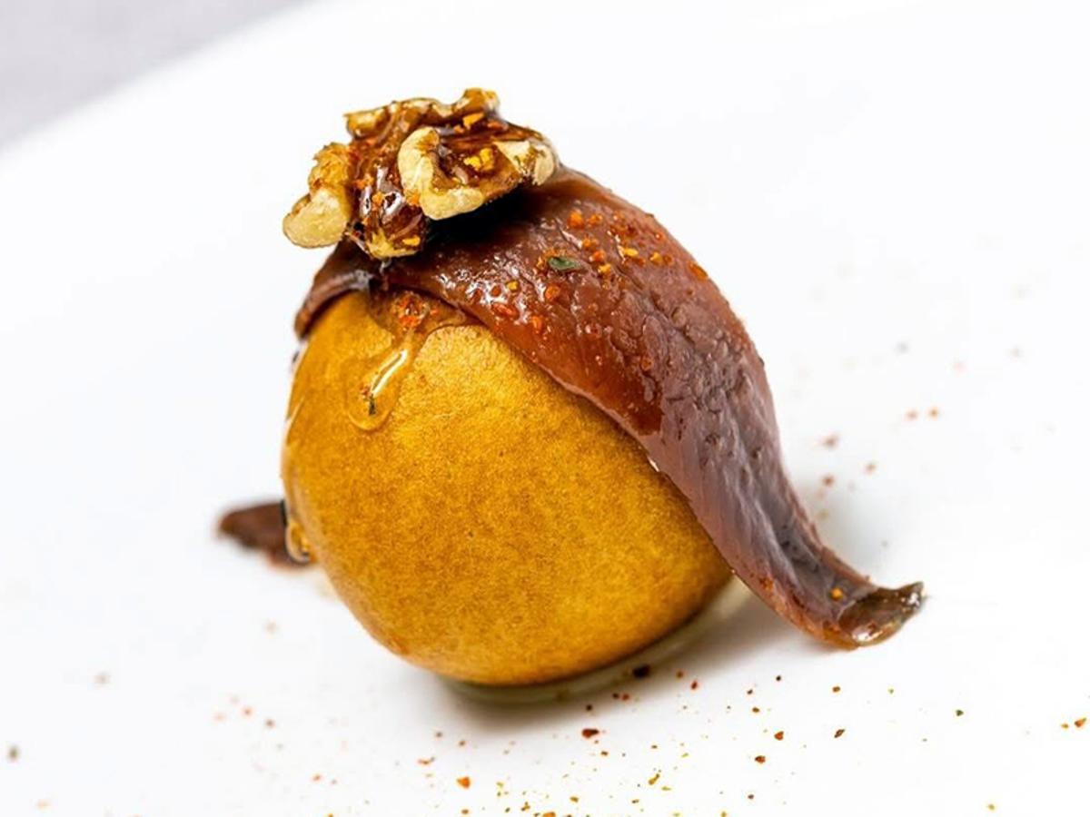 Restaurante El Albero (Ceutí): Buñuelo de sobrasada y Queso de Murcia con anchoa del cantábrico y nueces ecológicas