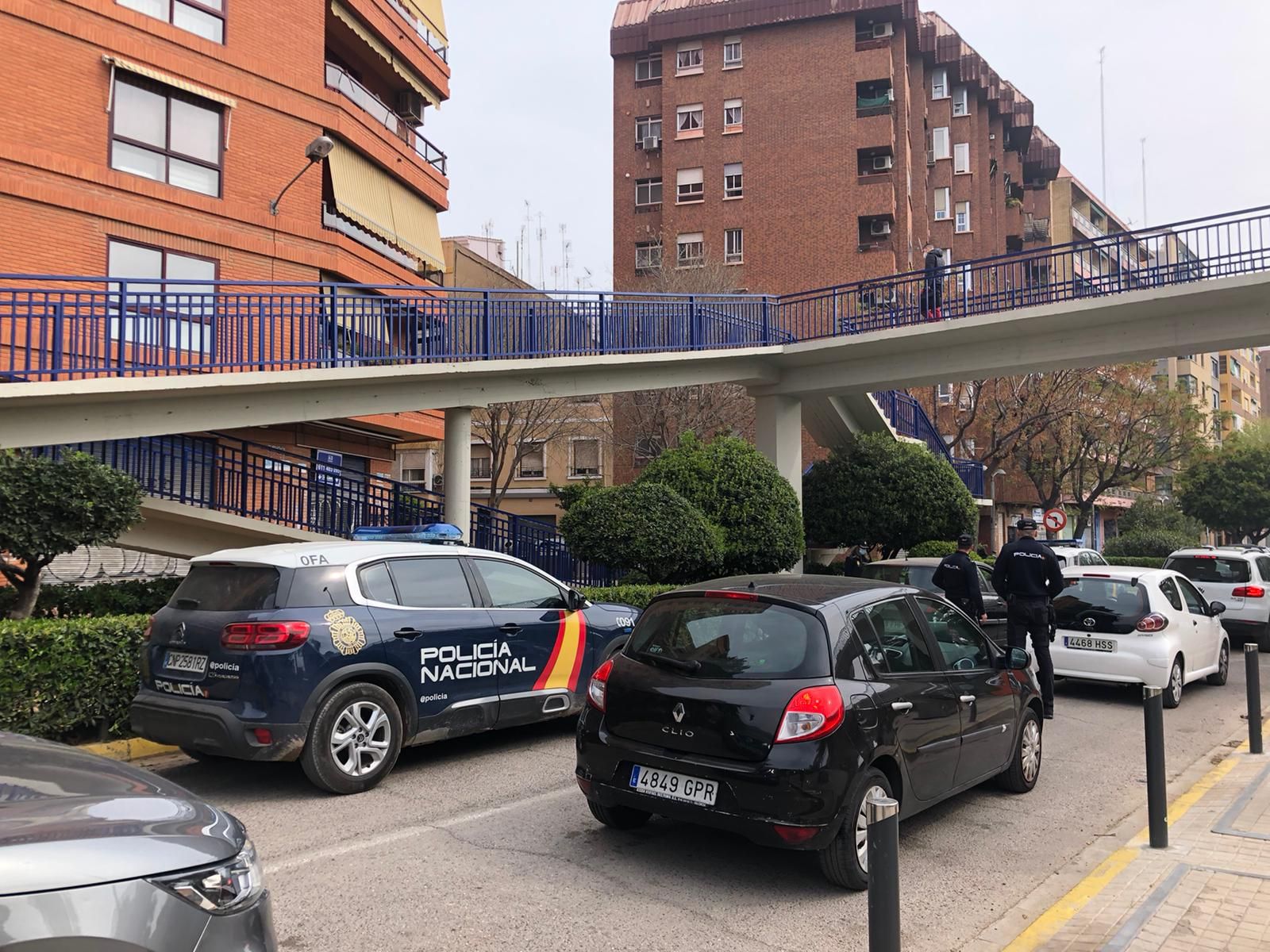 Control policial en la Avenida del Cid a la entrada de València desde Mislata