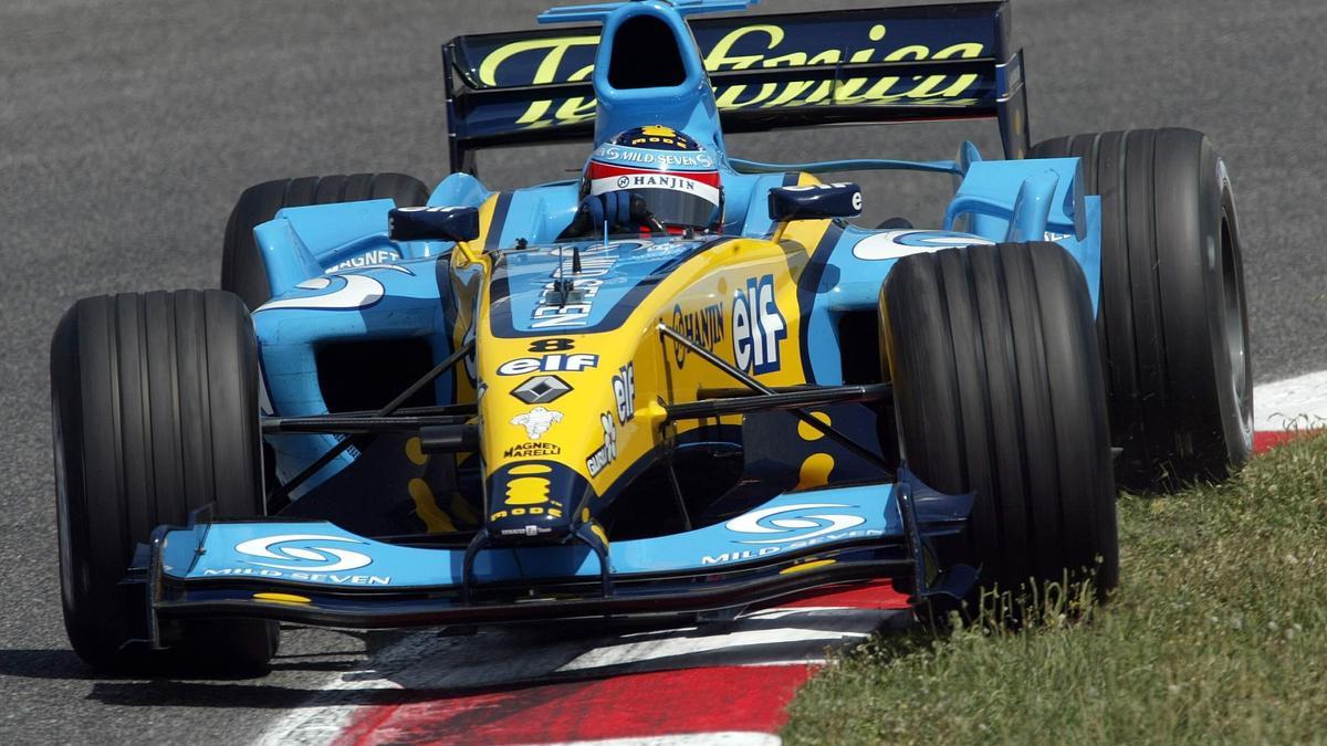 Fernando Alonso, pilotando su Renault R24 en 2004.