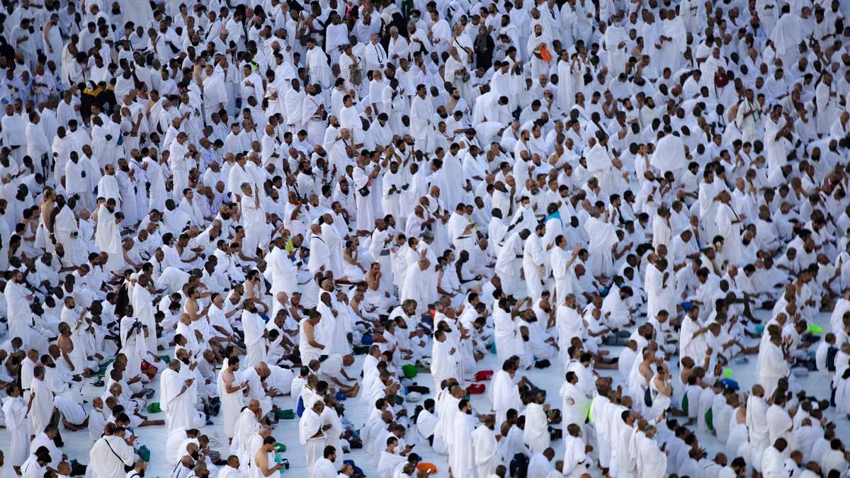 Los peregrinos musulmanes rezan alrededor de la Kaaba en la Gran Mezquita, en la ciudad santa de La Meca, en Arabia Saudita.