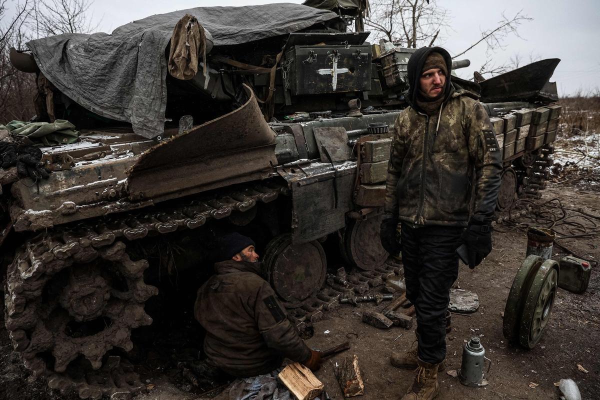 Militares ucranianos cerca de la línea del frente cerca de Kreminna, región de Lugansk, el 12 de enero de 2023, en medio de la invasión rusa de Ucrania.