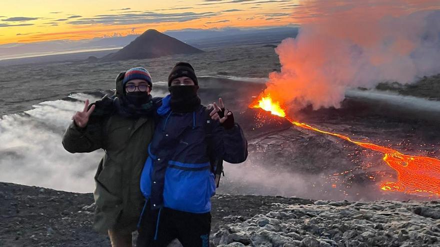 Leonardo y Víctor con la lava al fondo en su primera visita al volcán