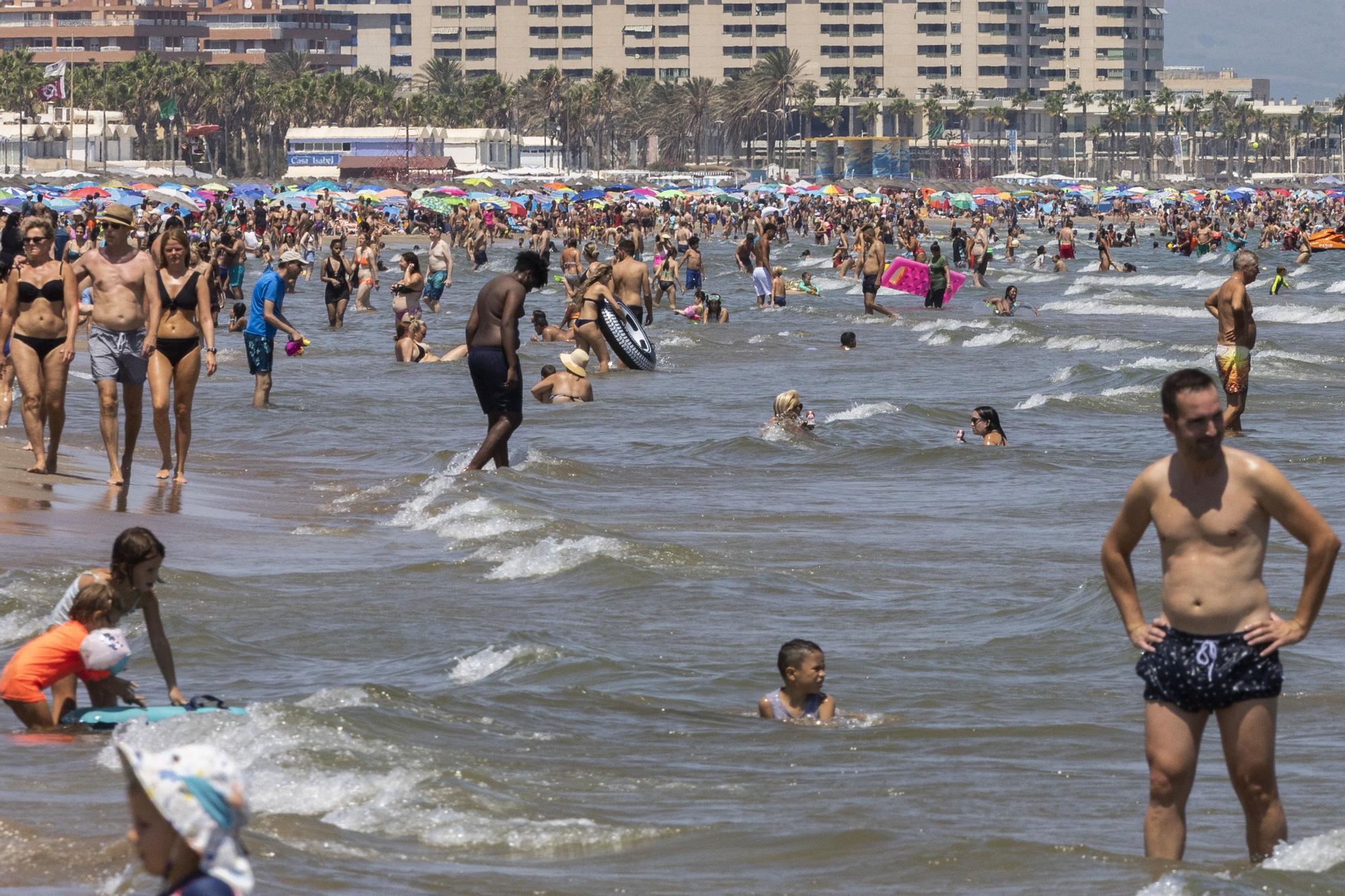 Playas hasta la bandera en pleno agosto