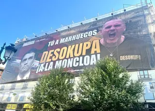 Desokupa despliega una lona contra Sánchez en Madrid: "Tú a Marruecos, Desokupa a la Moncloa"