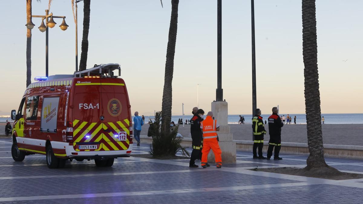 Buscan a un joven desaparecido en el agua de la playa de la Malva-rosa