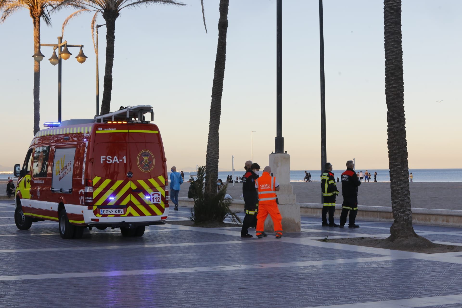 Buscan a un joven desaparecido en el agua de la playa de la Malva-rosa