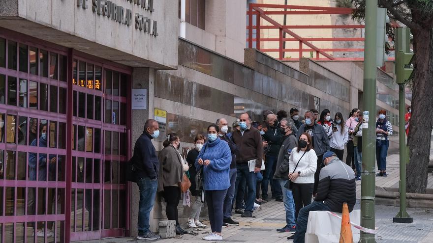 Colas ante la oficina de la Seguridad Social de la calle Pérez del Toro