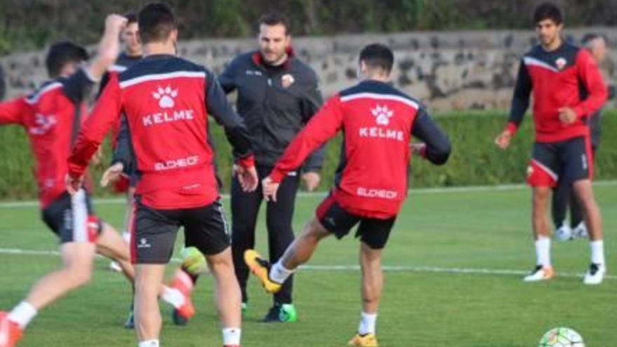 Baraja observa a sus jugadores, durante el último entrenamiento de ayer en Tenerife.