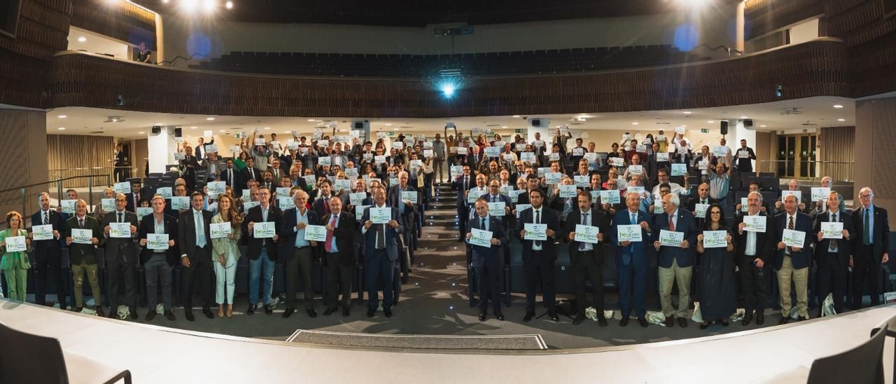 Asistentes al Foro Ibérico Económico y Social muestran un cartel que reclama el corredor sudoeste ibérico.