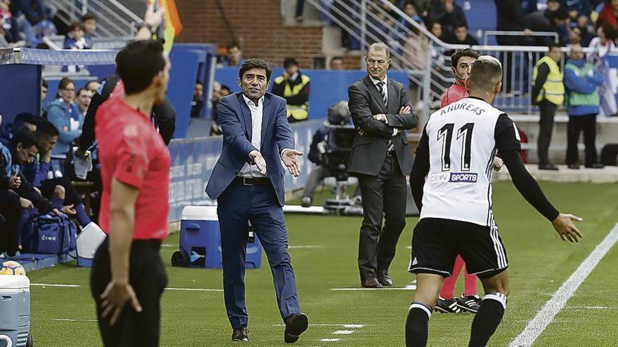 Marcelino García protesta una decisión del juez de línea el sábado en Mendizorroza.