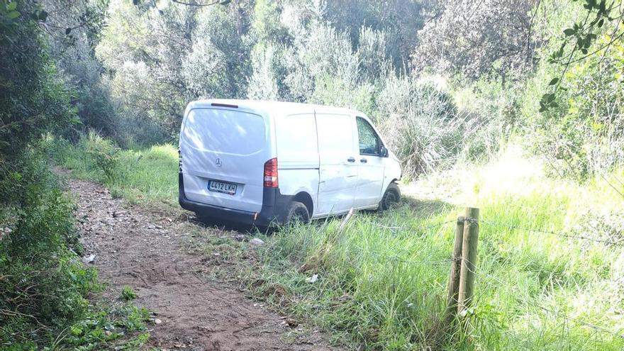 GPS leitet Lieferwagen auf einer Finca-Zufahrt auf Mallorca in den Graben