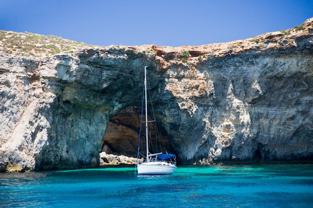 Velero anclado en la Ventana Azul