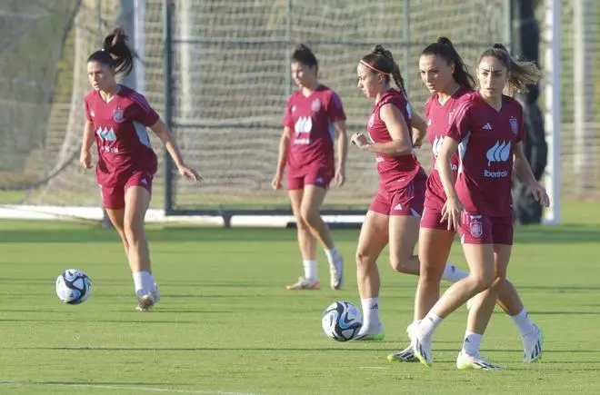 Las futbolistas de la Selección Española ya entrena en Oliva